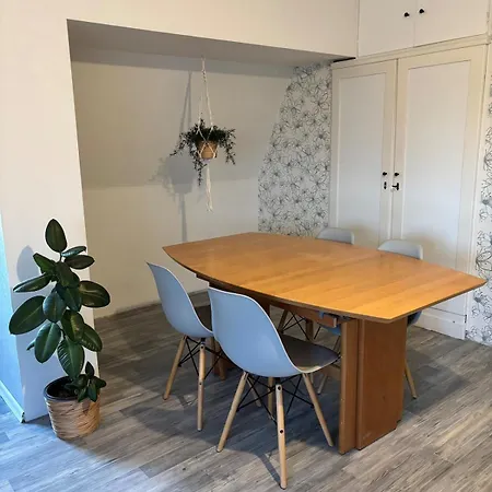 Ruhige Mit Waldblick