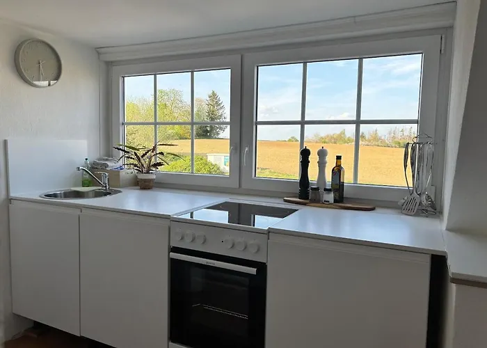 Ruhige Mit Waldblick